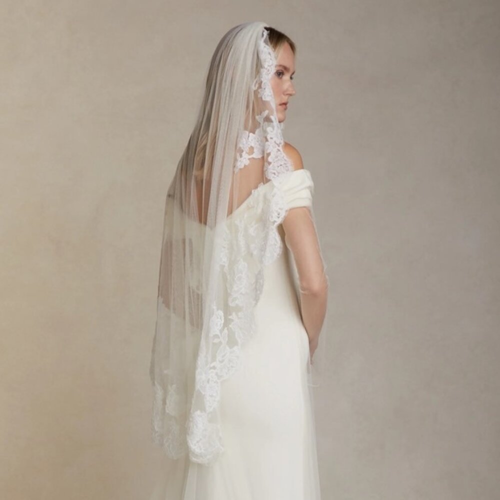 Danielle Frankel Fingertip Wedding Veil with Lace Border - Perfect Condition